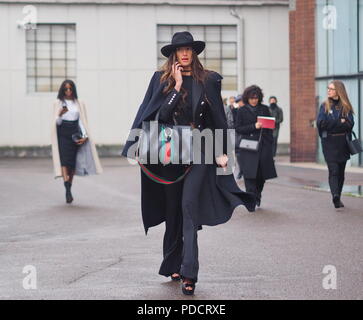 Milano - 22 febbraio 2018: fashion blogger e modello in strada dopo LES COPINS fashion show, durante milano Fash Foto Stock