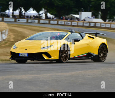 Sarah Bovy, Lamborghini Huracan Performante Spyder, Michelin Supercar Run, primo sguardo, Festival della Velocità - Il Giubileo d'argento, Goodwood Festival di Foto Stock