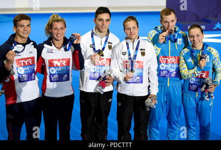 Gran Bretagna Ross Haslam e grazia Reid (argento) Germania Lou Massenberg e Tina Punzel (oro) e dell'Ucraina Stanislav Oliferchyk (bronzo) sul podio di miscelati Sychronised 3m Springboard durante il giorno sette del 2018 Campionati Europei a Scotstoun Sport Campus, Glasgow Foto Stock