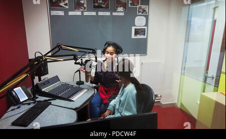 Ragazza adolescente musicisti la registrazione della musica, canto nella cabina del suono Foto Stock