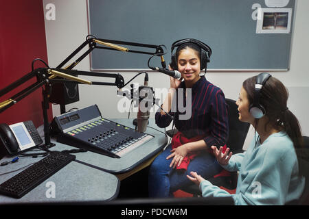 Ragazza adolescente musicisti di musica di registrazione nella cabina del suono Foto Stock