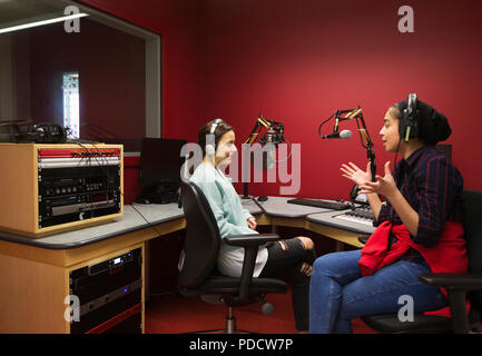 Musicisti adolescenti la registrazione della musica nella cabina del suono Foto Stock