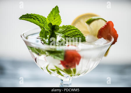 Vista ravvicinata di fresche Fragole freddo cocktail mojito in vetro Foto Stock