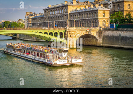 Pont Notre-Dame nel tardo pomeriggio d'estate sulla Senna a Parigi, Francia Foto Stock