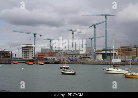 Gru edili punteggiando lo skyline sul lato nord del Dublin Docklands. Foto Stock