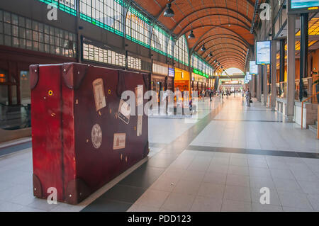 La principale stazione ferroviaria Glowny, Wroclaw, Bassa Slesia, Polonia, l'Europa. Valigia gigante in piedi nella sala principale. Foto Stock