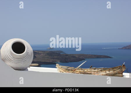 Vi avventurerete nella città sull isola di Santorini Grecia con edifici bianchi e accenti di blu, insieme con la caldera in background. Foto Stock