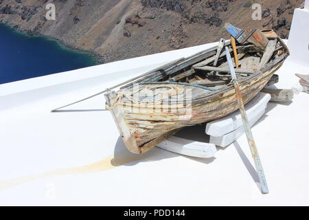 Vi avventurerete nella città sull isola di Santorini Grecia con edifici bianchi e accenti di blu, insieme con la caldera in background. Foto Stock