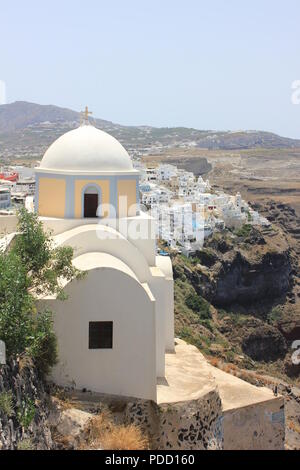 Vi avventurerete nella città sull isola di Santorini Grecia con edifici bianchi e accenti di blu, insieme con la caldera in background. Foto Stock