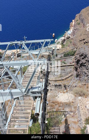 Vi avventurerete nella città sull isola di Santorini Grecia con edifici bianchi e accenti di blu, insieme con la caldera in background. Foto Stock