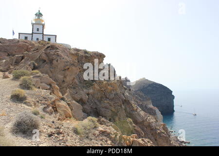 Vi avventurerete nella città sull isola di Santorini Grecia con edifici bianchi e accenti di blu, insieme con la caldera in background. Foto Stock