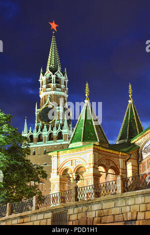 La chiesa di San Basilio il portico e la Torre Spasskaya nel crepuscolo Foto Stock
