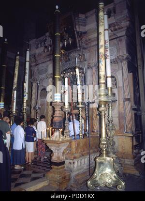 Interno-CAPILLA DEL ANGELO O DE LA RESURECCION-FIELES entrando nello A LA CAPILLA. Posizione: IGLESIA DEL SANTO SEPULTURA, Gerusalemme, Israele. Foto Stock