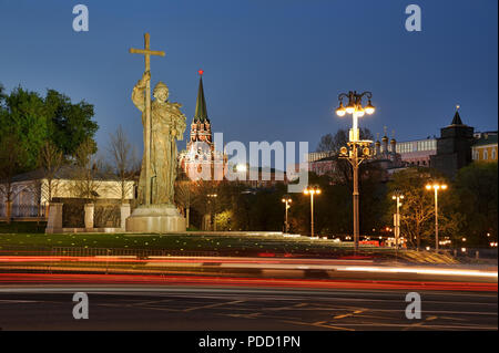 Sentieri di luce in corrispondenza di un monumento al principe Vladimiro nella primavera del crepuscolo Foto Stock