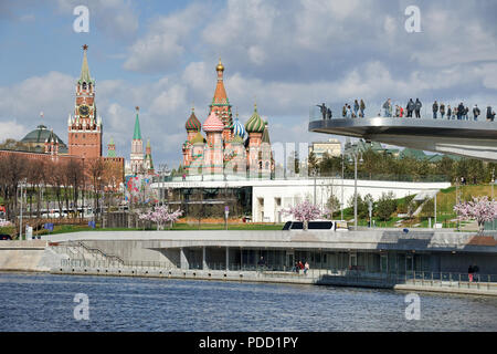 Panoramica punti di riferimento di Mosca a Zaryadye Parco in primavera Foto Stock