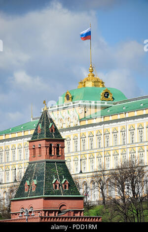 Bandiera russa sulla guglia del Gran Palazzo del Cremlino Foto Stock