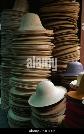 Finito di Panama cappelli da Homero Ortega a Cuenca, Ecuador Foto Stock