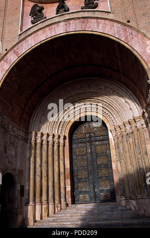 Ingresso principale della nuova cattedrale di Cuence, Ecuador Foto Stock