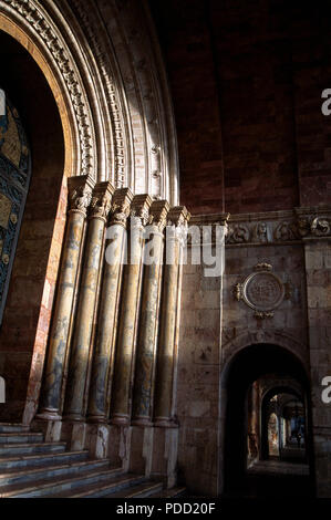 Ingresso principale dalla nuova Cattedrale di Cuenca in Ecuador Foto Stock