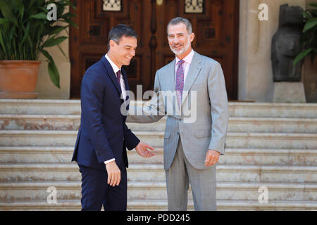 Spagna il re Felipe VI e il Primo Ministro Pedro Sanchez gesto durante il loro tradizionale incontro estivo in Mallorca Foto Stock