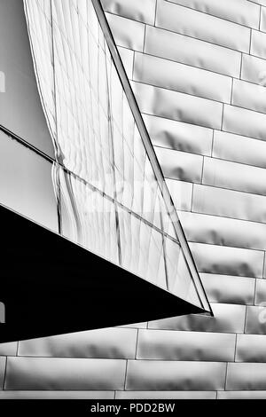 In bianco e nero la moderna architettura di fondo urbano.