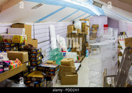 11 maggio 2018 un piccolo negozio nel quartiere arabo Bazaar nella Città Vecchia di Gerusalemme Israele essendo montato in pronto per l'apertura. Foto Stock