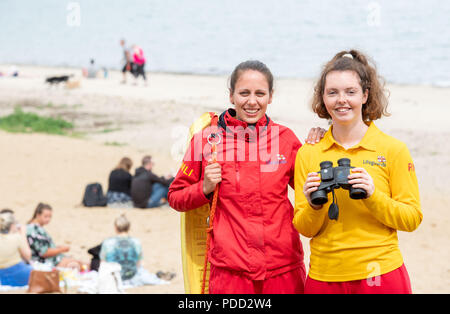 Bagnini di RNLI Beach, Silversands Beach Aberdour, Rachael Donald e Tamzin Mcqueenie (capelli ricci) Foto Stock