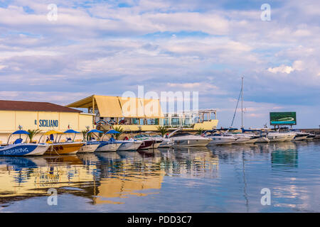 19.07.2018 - Saint Vlas (Sveti Vlas), Bulgaria. Barche colorate in porto, acqua riflessioni Foto Stock