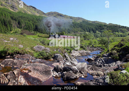 62005 si diparte da Glenfinnan a 1.6.16 con il servizio Giacobita di Mallaig. Foto Stock