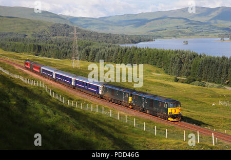 73966 & 73968 capi di Caledonian sleeper Achallader passato sul West Highland Railway 1.8.16 Foto Stock