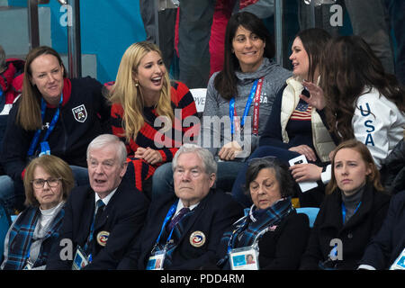 Ivanka Trump e Sarah Huckabee Sanders guardando il Team USA vs Team Svezia competere nel Curling medaglia d oro gioco presso i Giochi Olimpici Invernali Pyeo Foto Stock