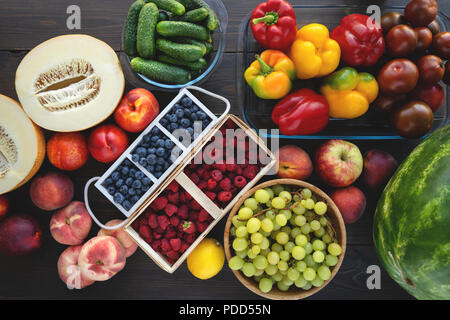 Frutta e verdura fresche dal mercato su sfondo grigio. Estate e di condurre una vita sana nozione. Foto Stock