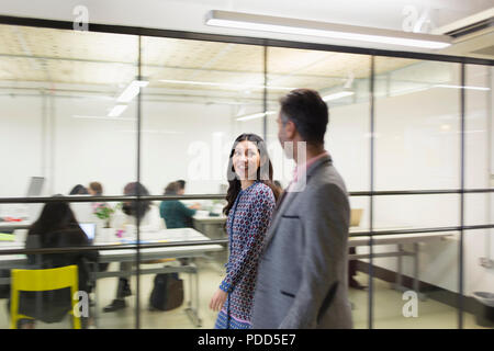 La gente di affari a piedi in ufficio Foto Stock