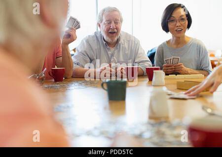 Senior amici a giocare giochi da tavola nella Comunità centro Foto Stock