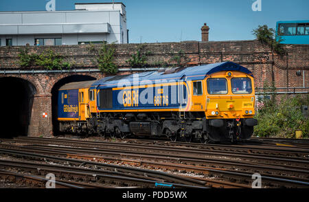 Classe 66 locomotiva nel GB di merci su rotaie livrea. Foto Stock