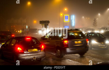 Guida a una notte d'inverno su una strada nel Market Harborough, Inghilterra. Foto Stock