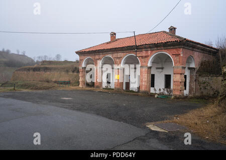 Abbandonata la Cittadella di Alessandria, Italia. Attualmente in fase di forte degrado e minacciata dalla distruzione naturale. Foto Stock