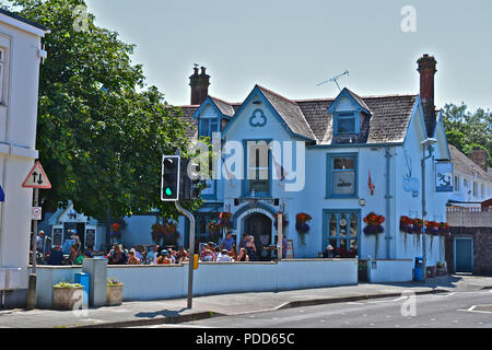 I CAPITANI tavola è un popolare bar, pub e ristorante situato nel centro della località balneare di Saundersfoot, Pembrokeshire Foto Stock