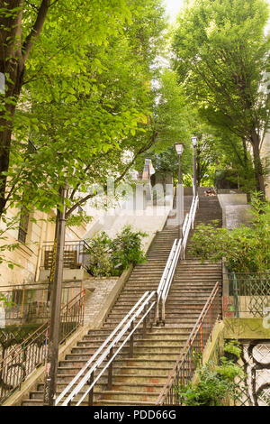 Paris Montmartre - Square Caulaincourt è un insieme di 112 scale, collegamento di Rue Lamarck e Rue Caulaincourt a Montmartre, Paris, Francia, Europa. Foto Stock