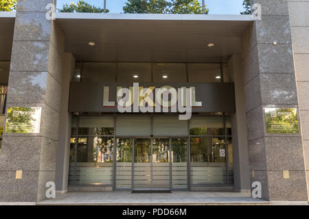 Belgrado, Serbia - Luglio 26, 2018: Lukoil logo sulla loro sede principale per la Serbia. Lukoil Corporation è il principale gas e petrolio russo produttore, presente in Foto Stock