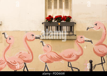 Montmartre street art - fenicotteri rosa stampino su casa sulla rue Berthe a Montmartre, Paris, Francia, Europa. Foto Stock