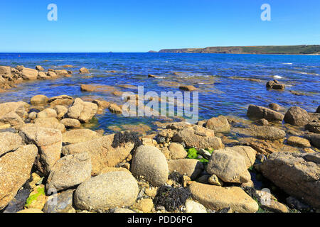 Rocky foreshore in Sennen Cove, il Whitesands Bay e distante Cape Cornwall da South West Coast Path, Sennen, Cornwall, Inghilterra, Regno Unito. Foto Stock