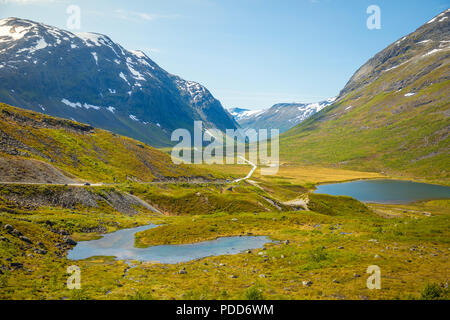 Il bellissimo paesaggio di strada di campagna in Norvegia e Scandinavia Foto Stock