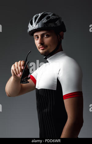 Ritratto del ciclista che indossa il casco Foto Stock