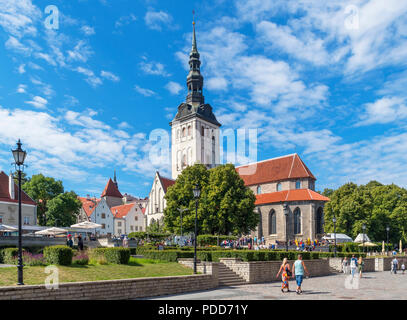 Tallinn, Estonia. Vista del centro storico (Vanalinn) guardando verso St Ncholas' Church, che ospita il Museo Niguliste, Tallinn, Estonia Foto Stock