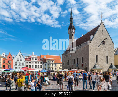 Tallinn, Estonia. Raekoja plats (Piazza Municipio) guardando verso il Municipio e il centro storico (Vanalinn), Tallinn, Estonia Foto Stock