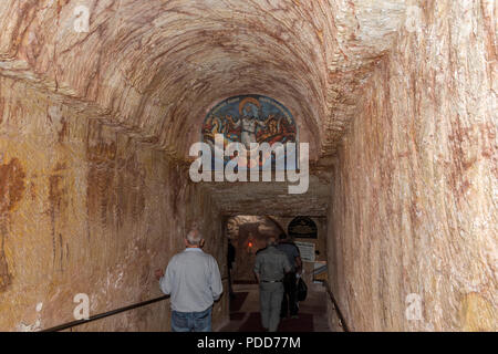 In Australia, in Sud Australia, Coober Pedy. La casa di uno dei più ricchi campi di opale nel mondo. Tunnel verso il basso per il serbo-ortodossa la chiesa sotterranea. Foto Stock