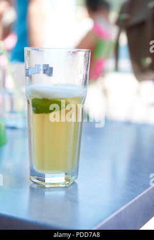 Bicchiere di wheatbeer su una terrazza estiva Foto Stock