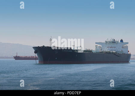 Visto dalla prua, il Gigante superpetroliera (Grezzo Petroliera), ALASKAN leggenda, al di ancoraggio nel porto di Long Beach, California, Stati Uniti d'America. Foto Stock