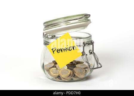 Slush fund: vetro clip top storage Kilner jar con British una libbra di monete e stickie post-it con pensione Foto Stock